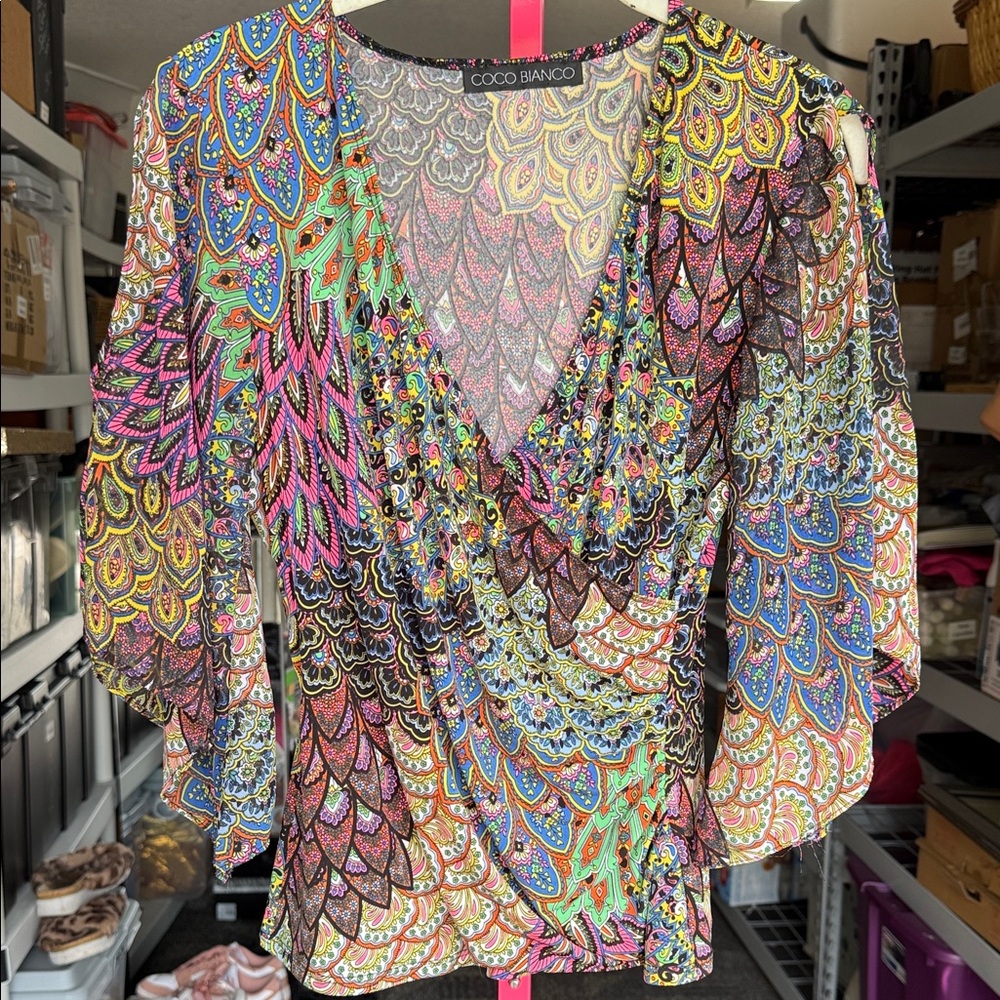 Vibrant Coco Bianco Colorful Feather Pattern V-Neck Blouse
